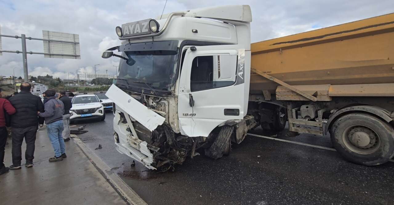 Konya plakalı hafriyat kamyonu kazaya karıştı! 1 ölü var 4